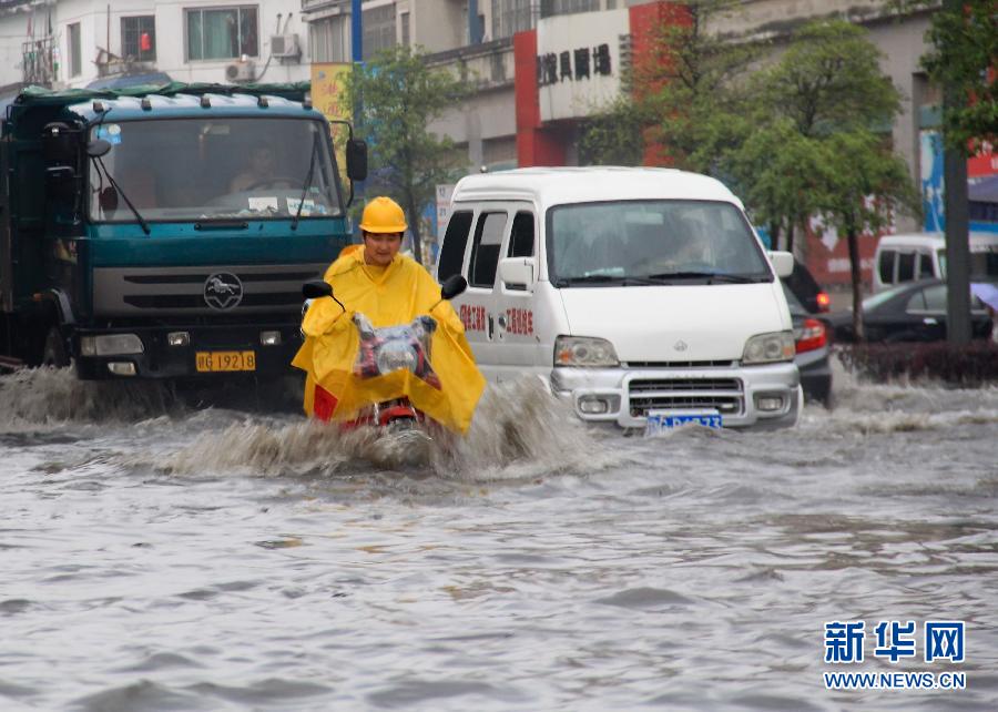 广西江西两地暴雨漫城 暴雨蓝色预警[组图]