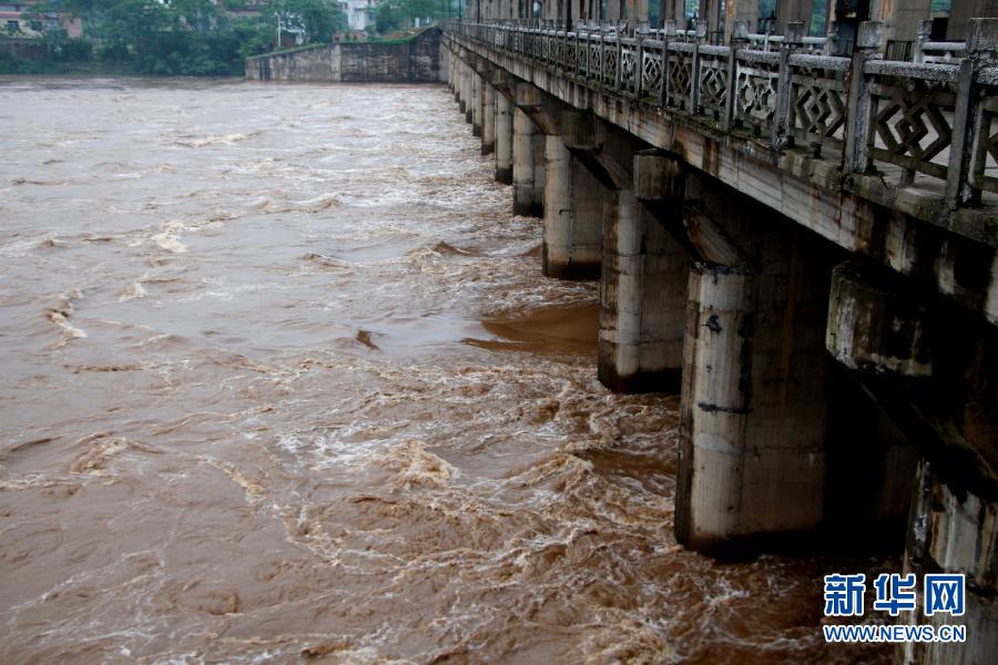 广西江西两地暴雨漫城 暴雨蓝色预警[组图]