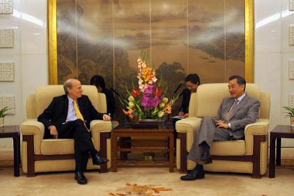 中国外长王毅会见美国学者就中美关系交换意见