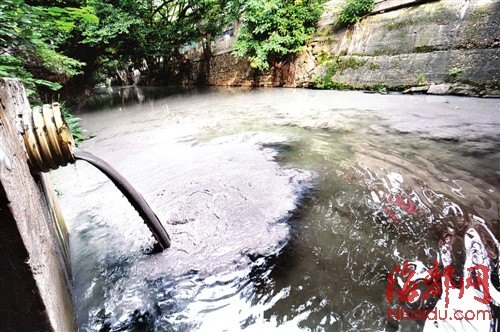 福州地铁施工戳坏管道污浊泥浆直排河中（图）