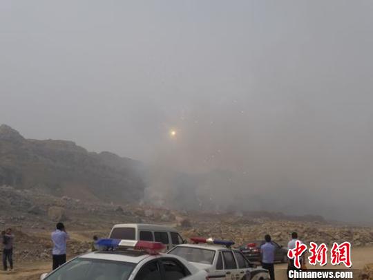 江苏徐州集中销毁非法烟花爆竹