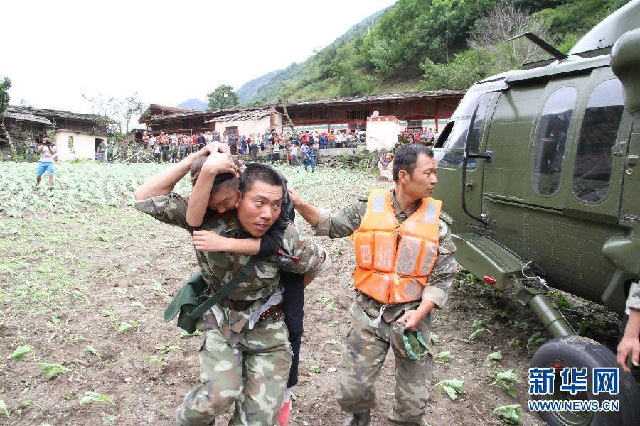 （军事）（2）成都军区连续出动直升机救援汶川县草坡乡
