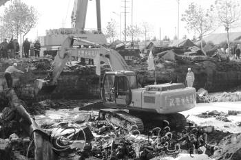 青岛燃爆事故：地下管道仍有泄露原油暗渠有积水（图）（2）