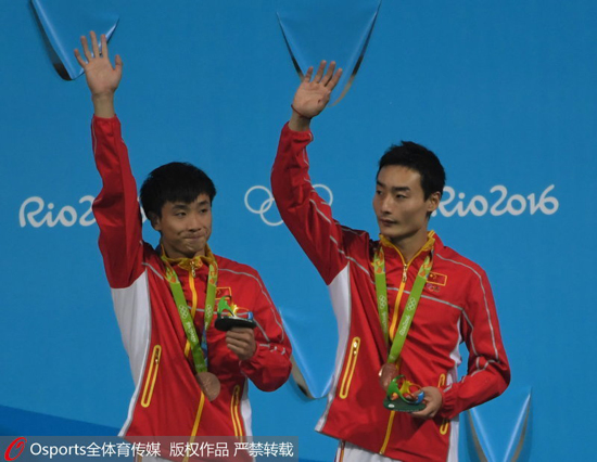 秦凯(右)与曹缘获得里约奥运会双人3米板铜牌