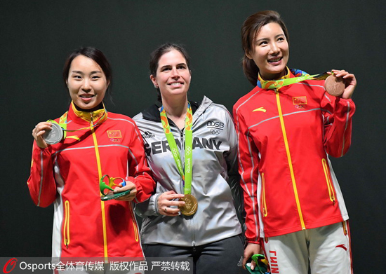 中国选手张彬彬(左一)获得银牌、杜丽(右一)摘铜